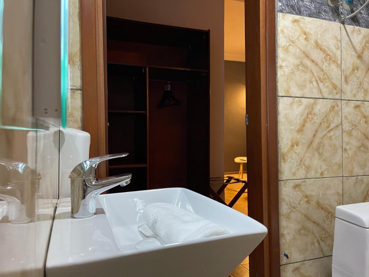 La Rochelle Hotel Yaoundé エクステリア 写真