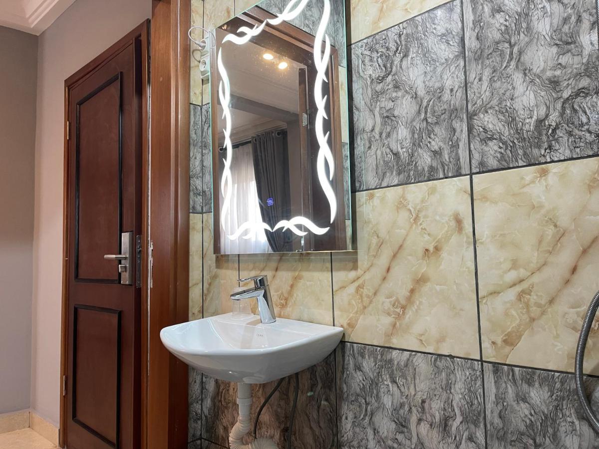 La Rochelle Hotel Yaoundé エクステリア 写真