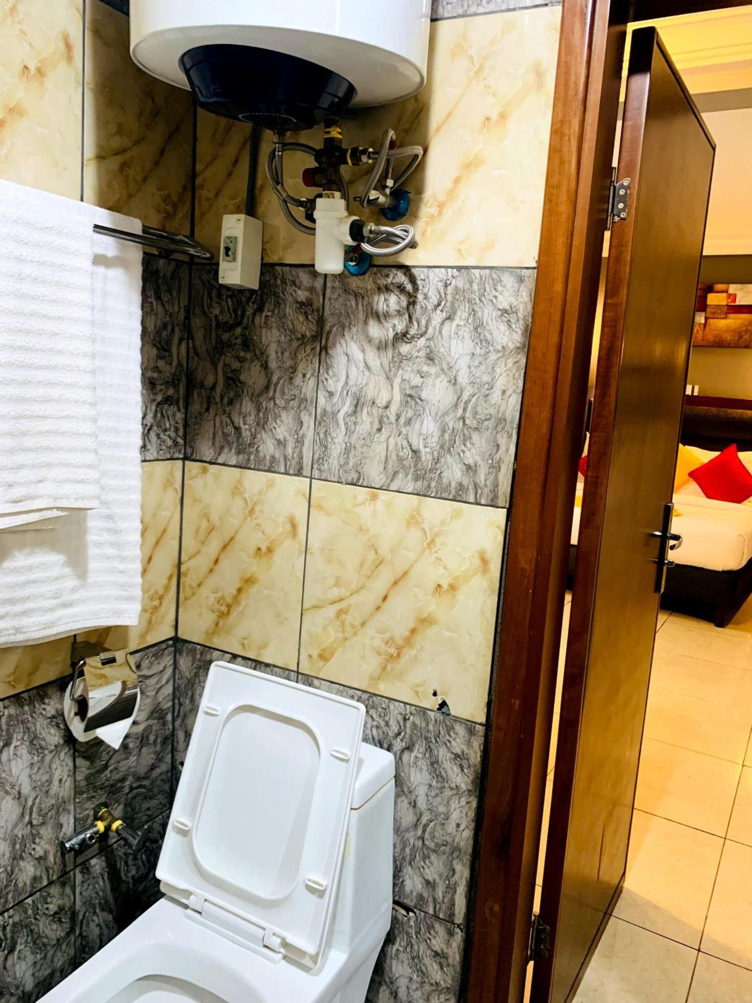 La Rochelle Hotel Yaoundé エクステリア 写真